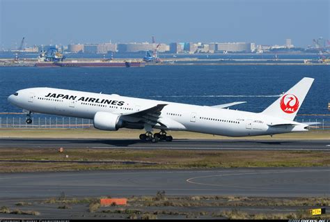 Japan Airlines (JAL) 777.